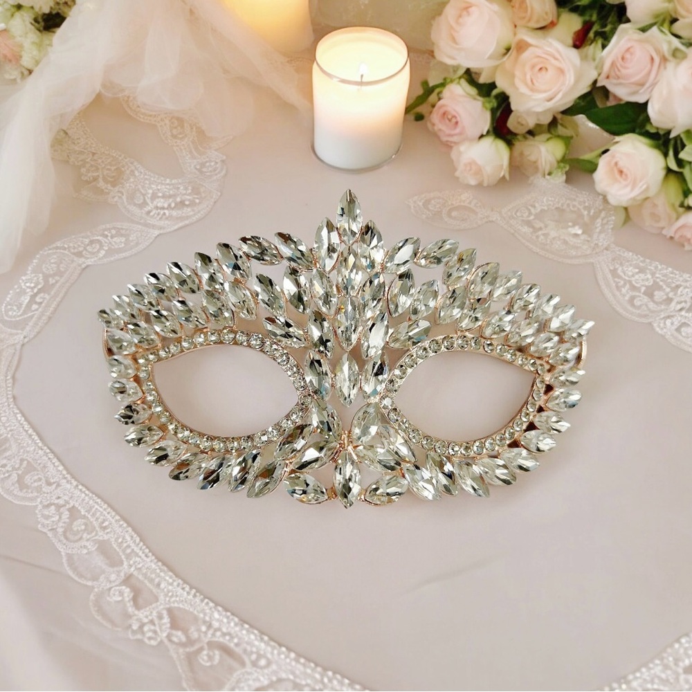 Elegant Crystal Masquerade Mask
